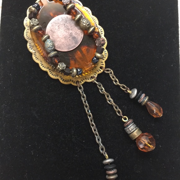 Retro-Style Antiqued Brooch - Picture 2 of 4